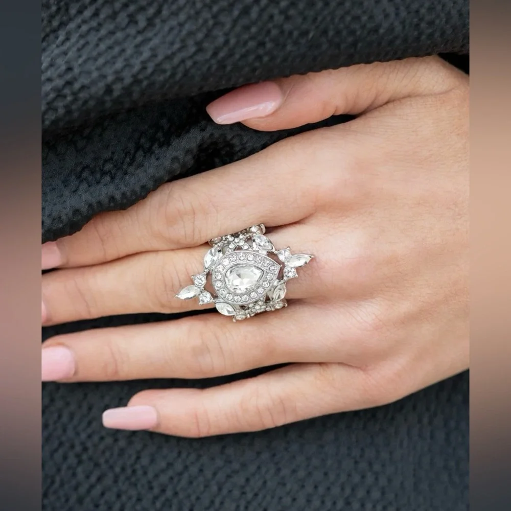 ❣️White Rhinestone ring❣️* - Picture 2 of 3